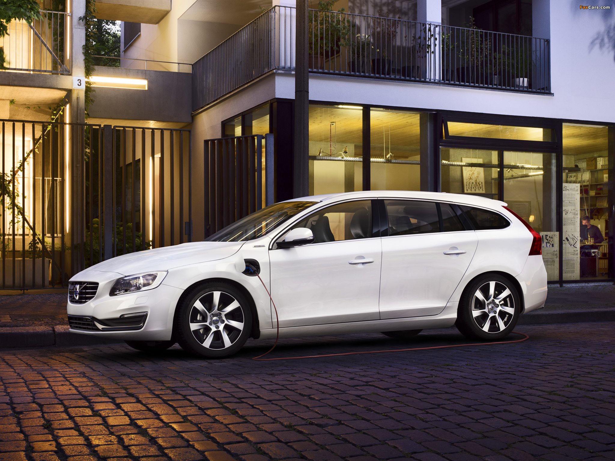 Volvo V60 D6 Plug-In Hybrid 2013 images (2048 x 1536)