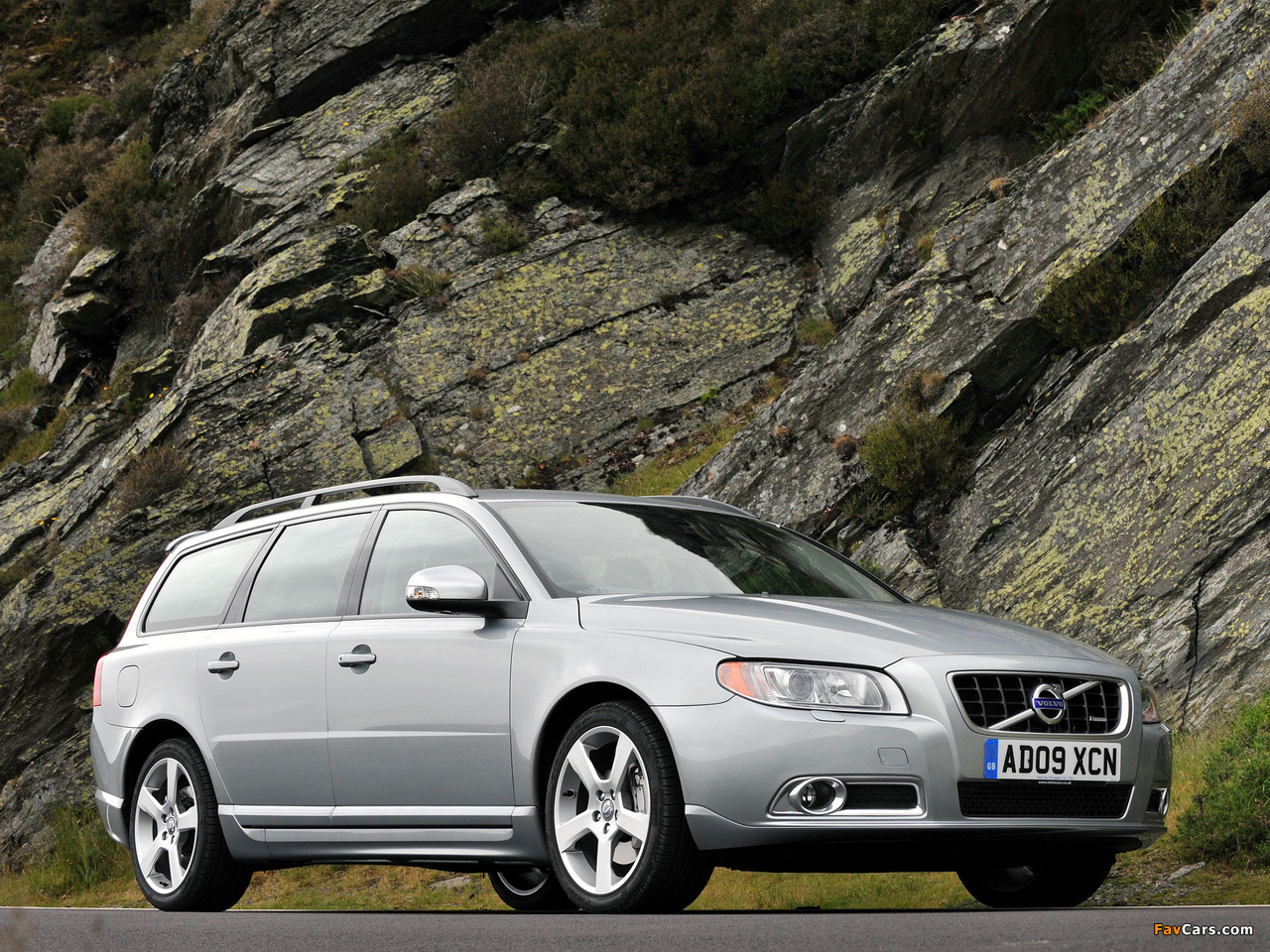 Pictures of Volvo V70 R-Design UK-spec 2009–11 (1280 x 960)