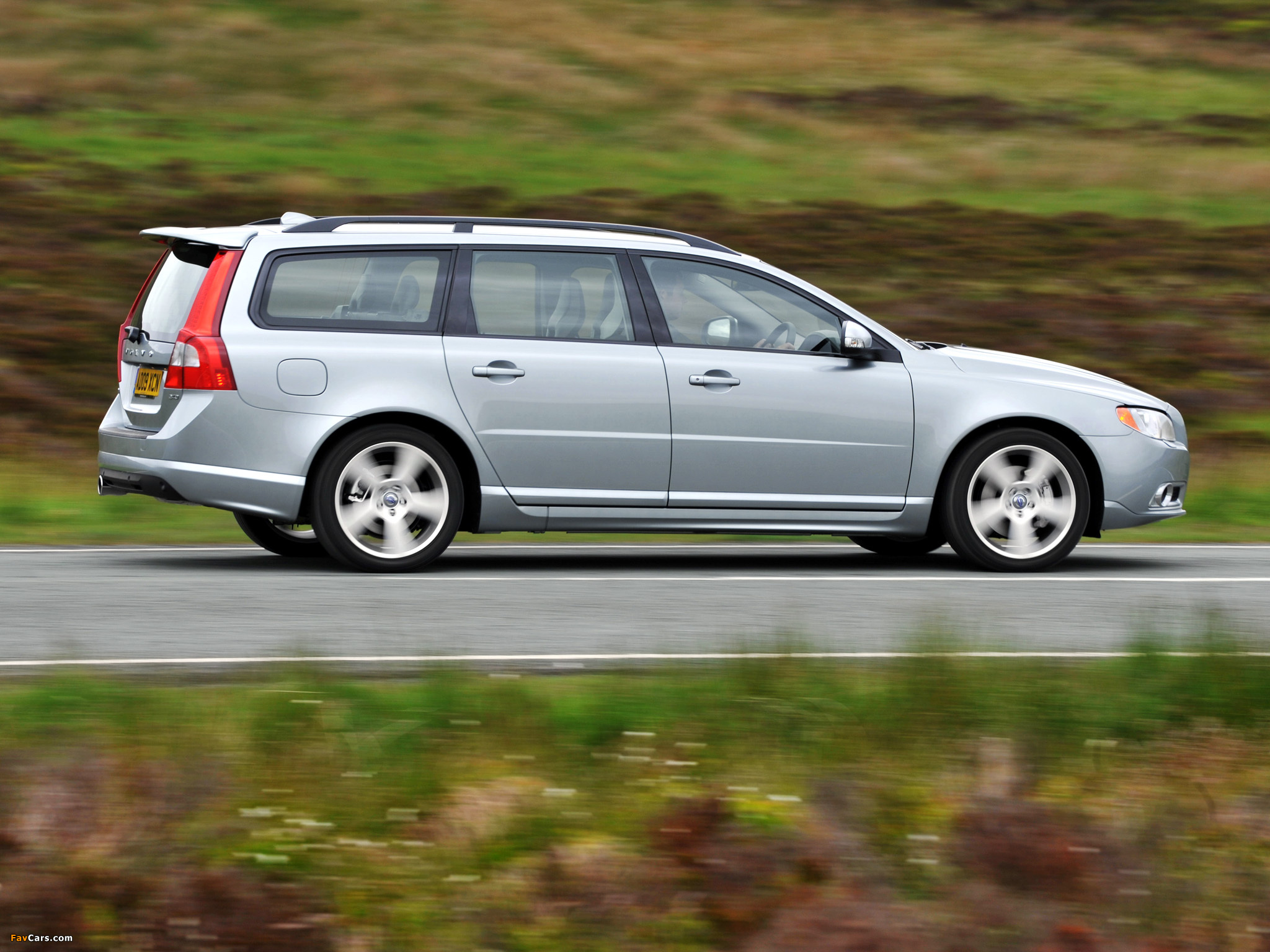 Volvo V70 R-Design UK-spec 2009–11 wallpapers (2048 x 1536)