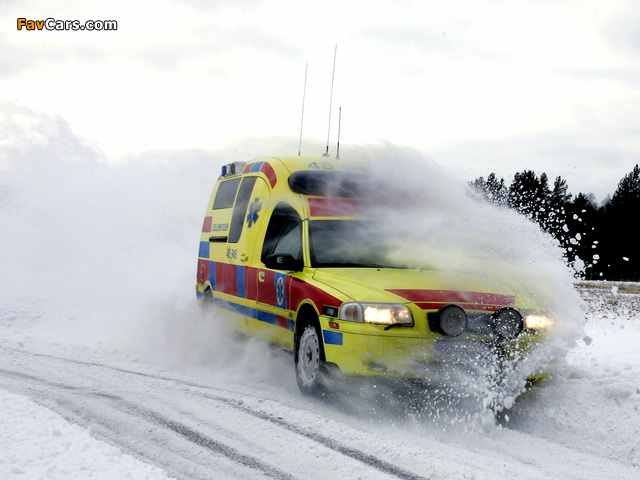 Nilsson Volvo V70 Ambulance photos (640 x 480)