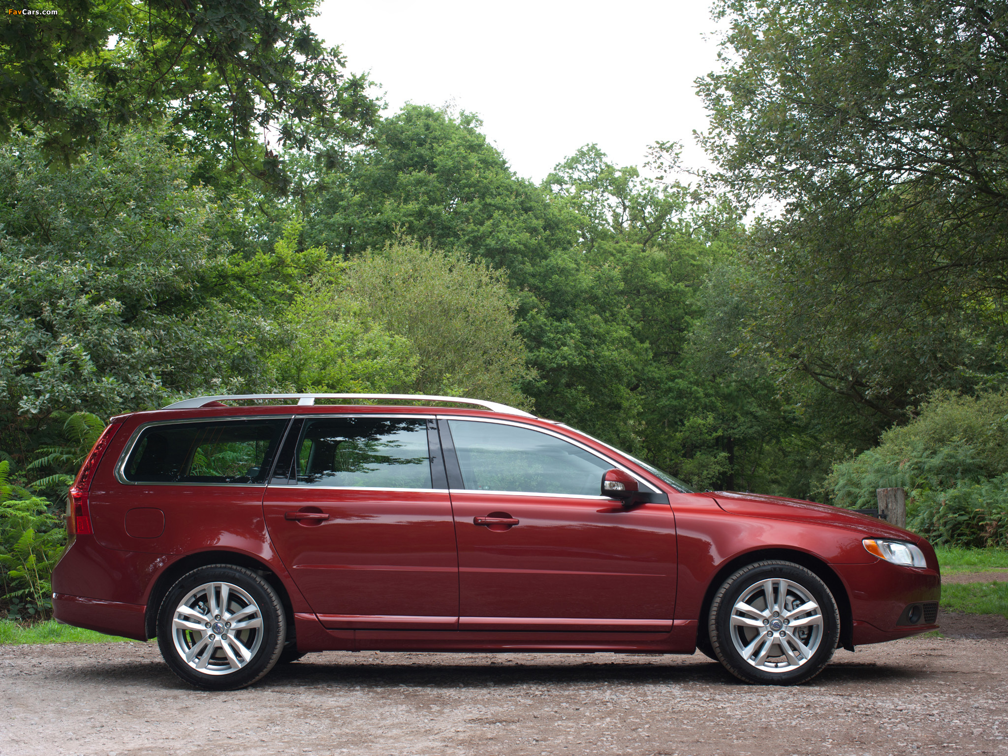 Volvo V70 D5 UK-spec 2010–13 wallpapers (2048 x 1536)