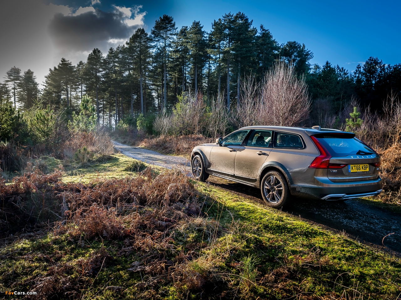 Volvo V90 D4 Cross Country UK-spec 2017 wallpapers (1280 x 960)