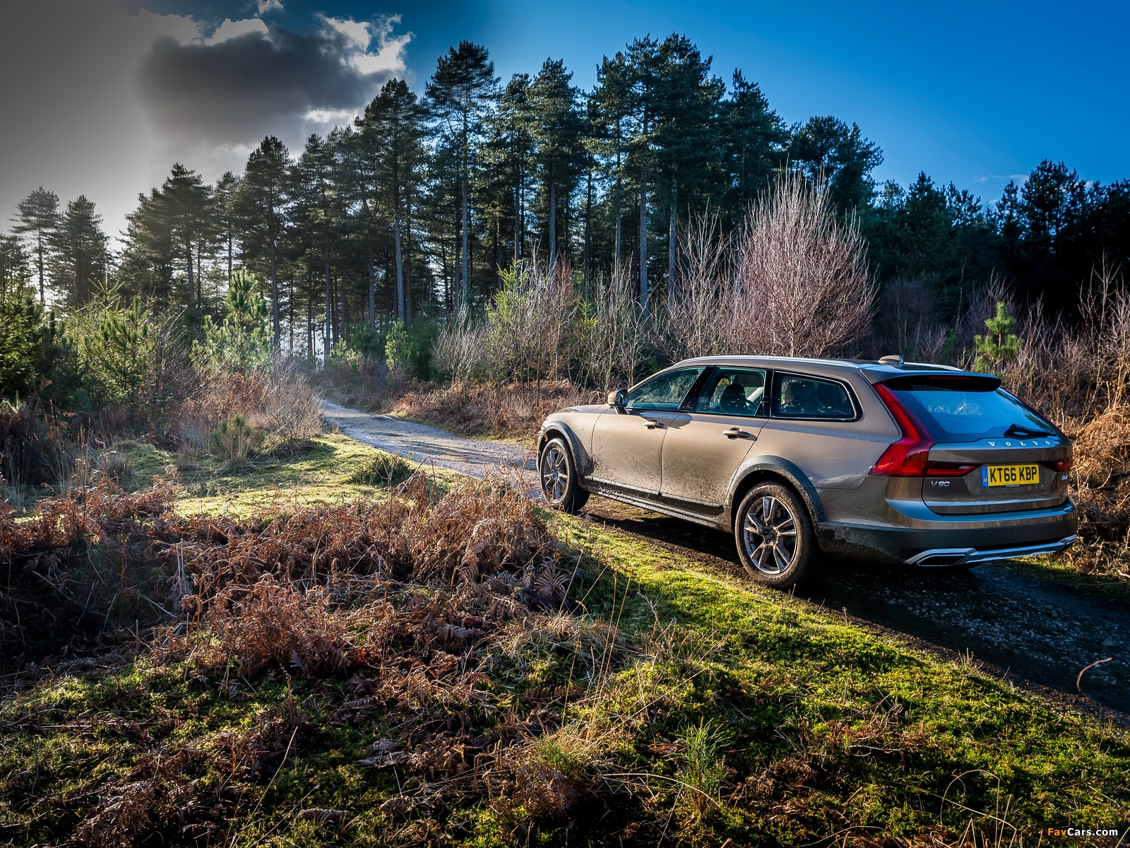 Volvo V90 D4 Cross Country UK-spec 2017 wallpapers (1600 x 1200)