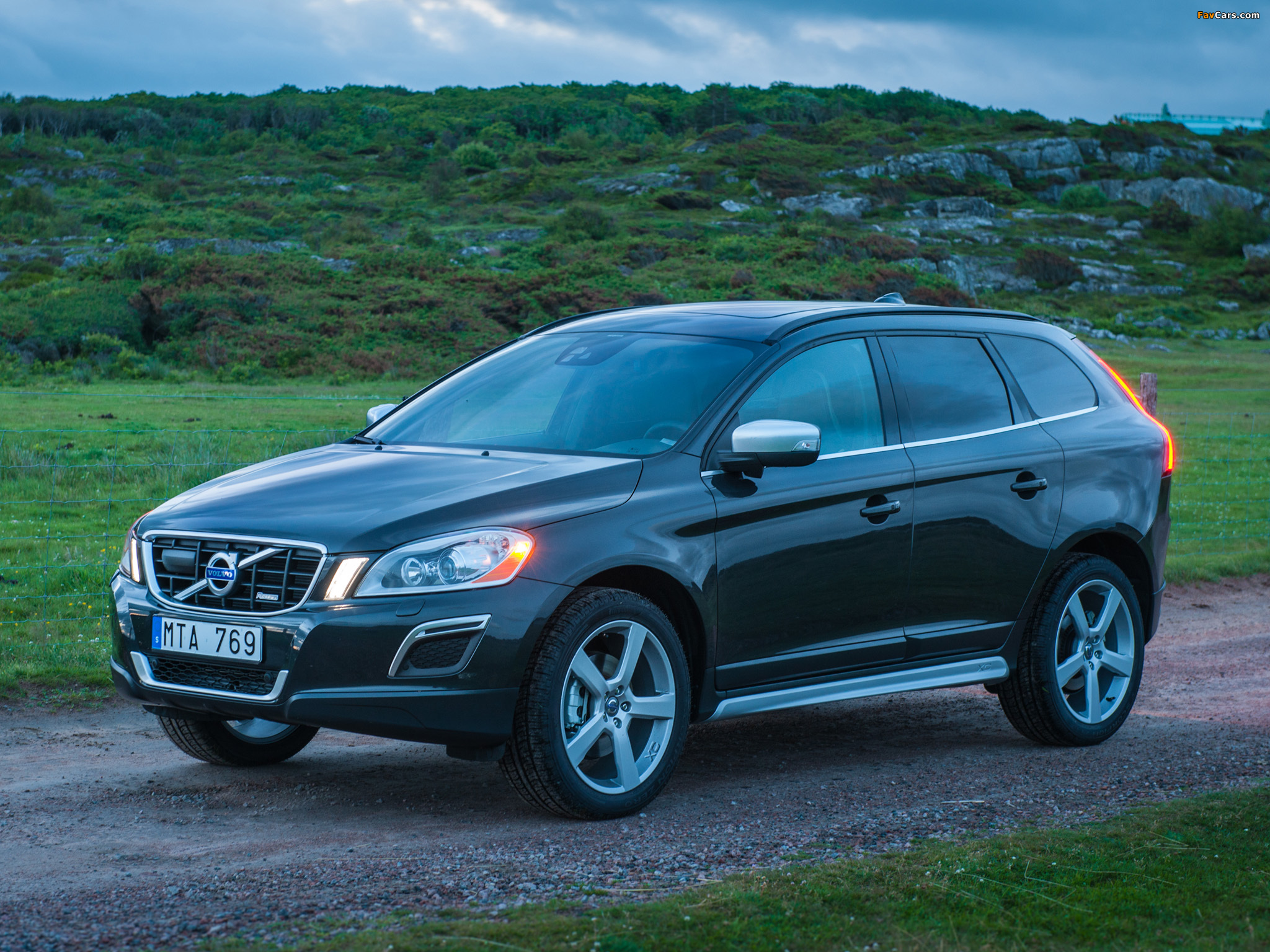 Pictures of Volvo XC60 D4 R-Design 2009–13 (2048 x 1536)