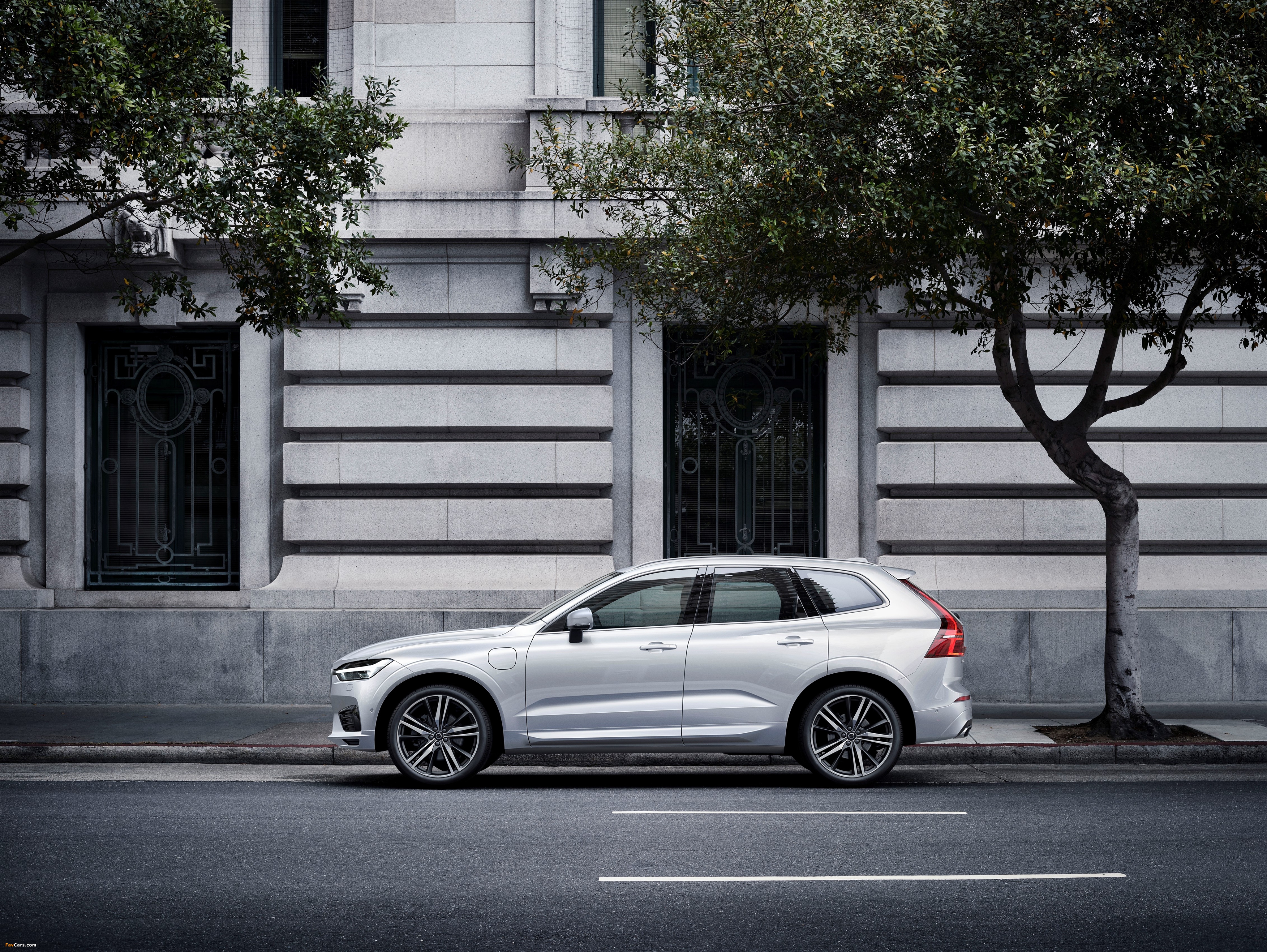 Volvo XC60 T8 R-Design 2017 wallpapers (4096 x 3078)