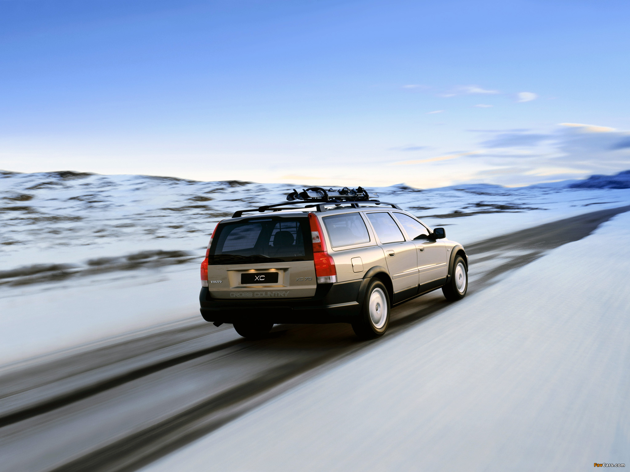 Volvo V70XC 2000–05 wallpapers (2048 x 1536)